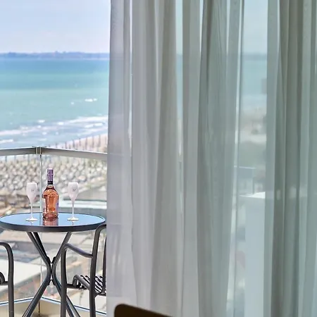 Scorpios - Infinity Pool & Apartment