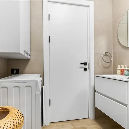 Scorpios - Infinity Pool & Apartment